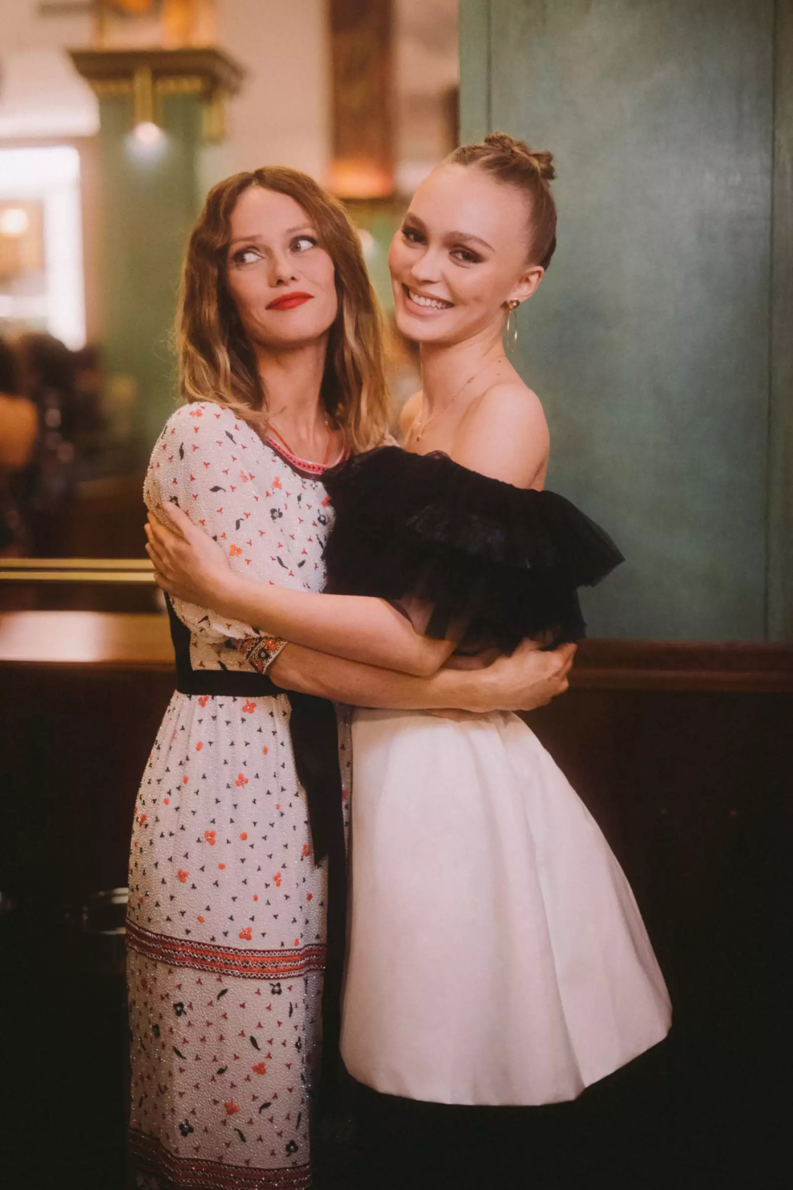 02_Vanessa_PARADIS_Lily_Rose_DEPP_CHANEL_Metiers_d_art_Show_2019_20_2_02.jpg