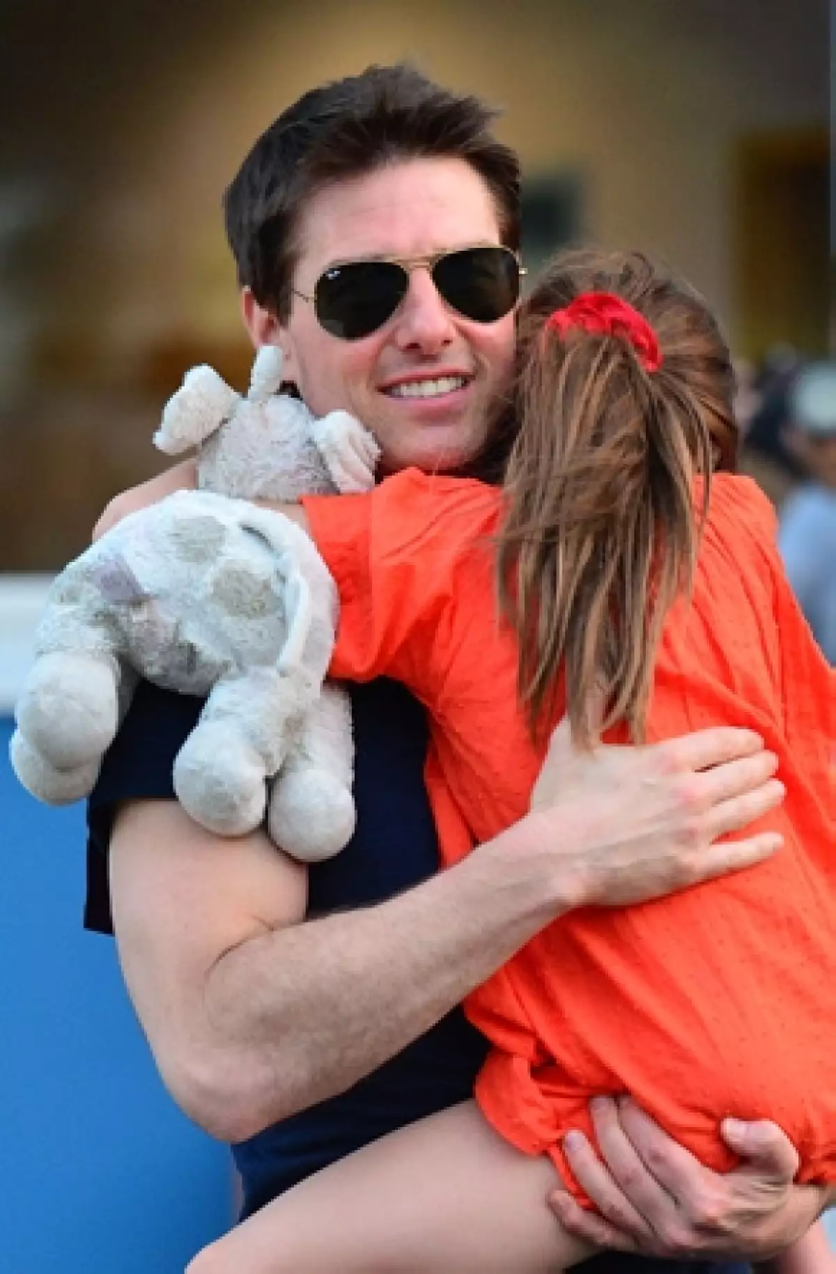 A pesar de su apretada agenda como actor, Tom siempre dedica tiempo a su hija, por lo que contrató un jet privado para llevar a su hija a Londres donde se encontraba filmando una película.
