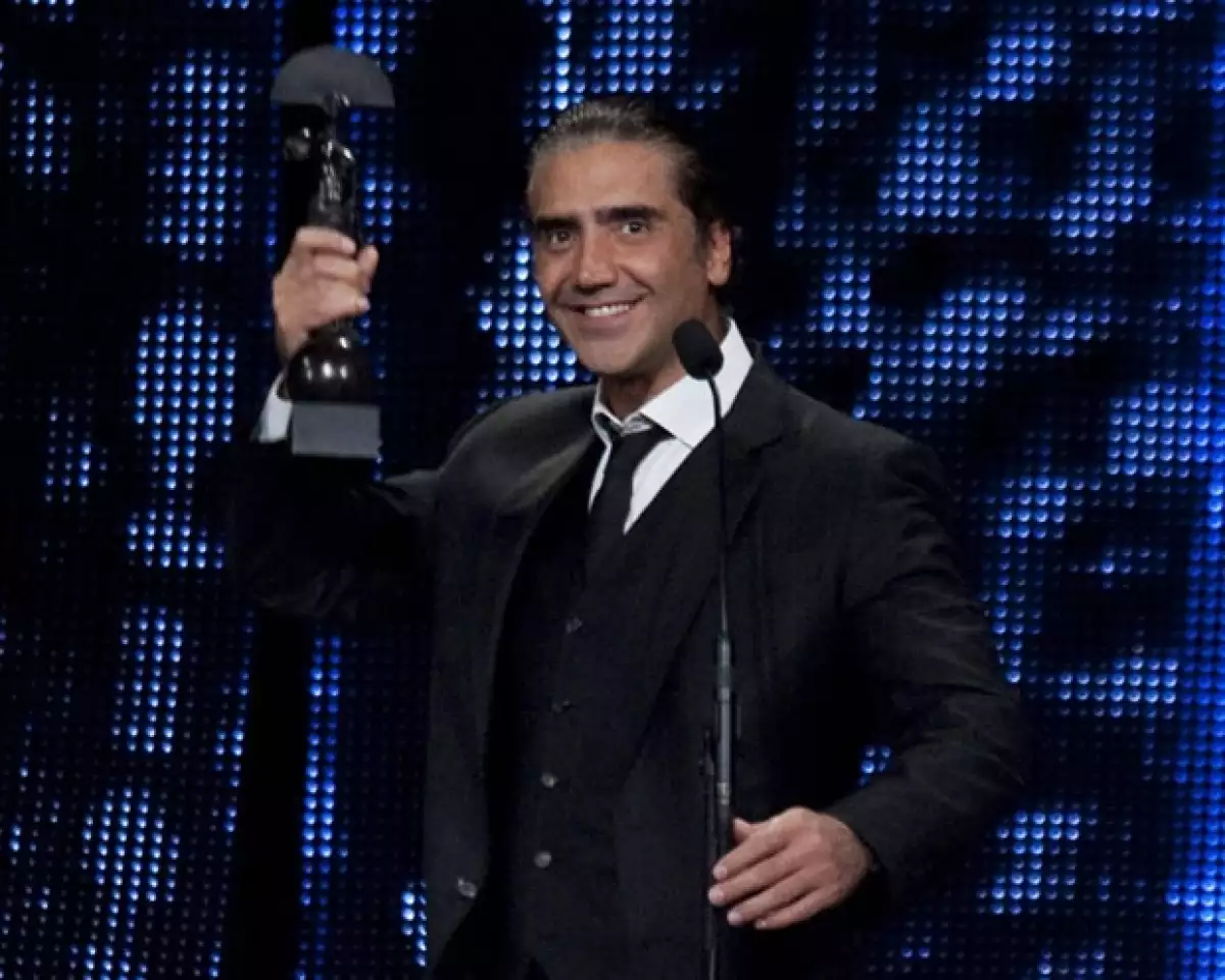 Alejandro Fernández durante la premiación.