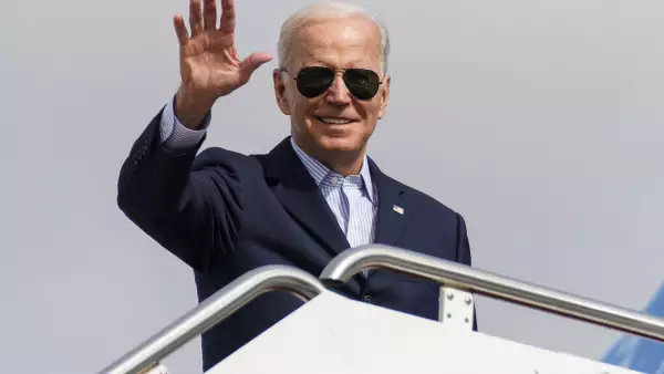 El presidente de Estados Unidos, Joe Biden, aborda el Air Force One para partir de Washington a Italia desde la base Andrews.