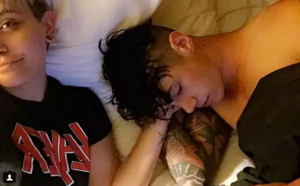 Aunque no lo llevó a su graduación, eso no significa que Paris tiene problemas con su novio.