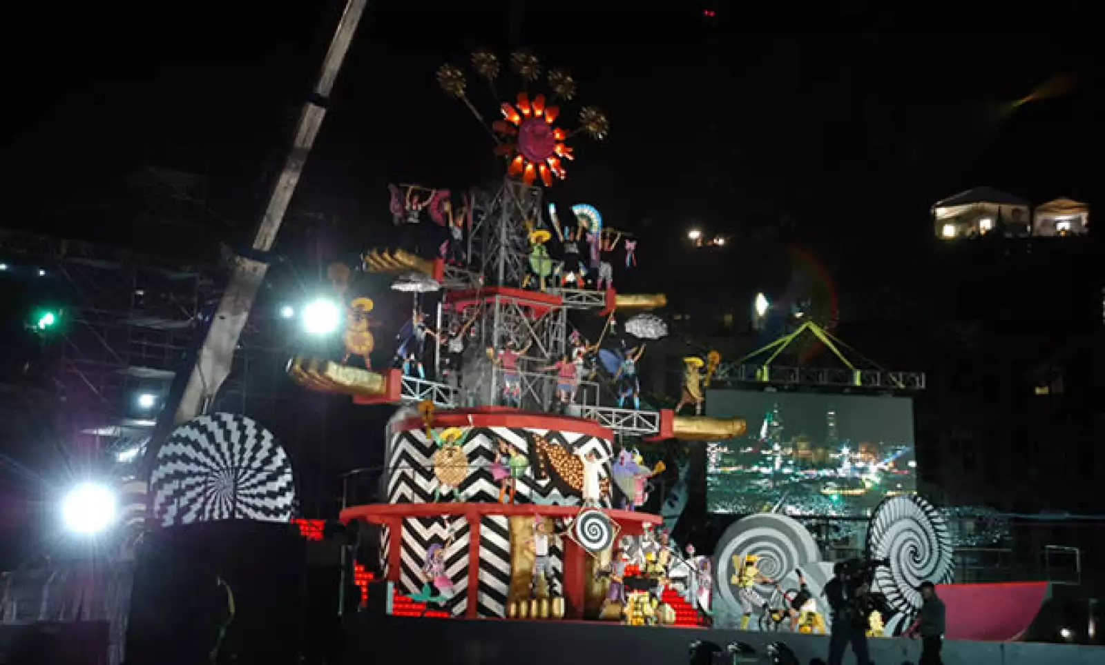 En el Zócalo, el espectáculo “El Árbol de la Vida”, deleitó a los presentes con sus acrobacias y piruetas.