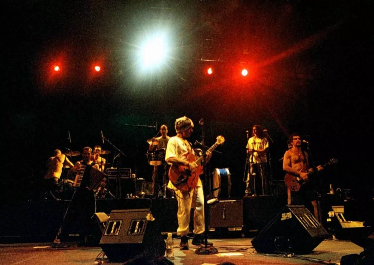 Manu Chao se presentó en concierto gratuito en la explanada del zócalo capitalino.
