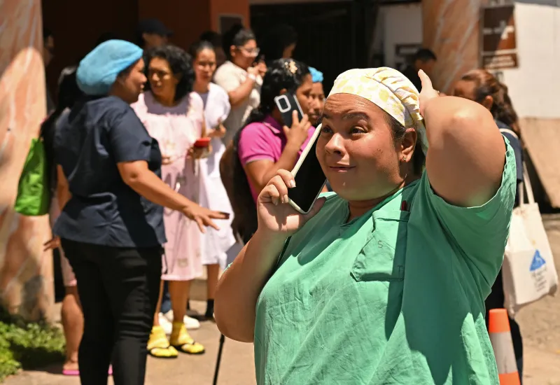 Una enfermera habla por su teléfono móvil frente a la sala de maternidad del hospital Santo Tomás, en Ciudad de Panamá, el 9 de octubre de 2026, tras un fuerte terremoto que sacudió el país. Un sismo de magnitud 7,6 sacudió Panamá, según el Servicio Geológico de Estados Unidos (USGS), provocando pánico en la capital, aunque hasta el momento no se han reportado víctimas ni daños. 