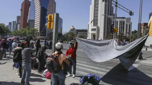El Gobierno del DF dijo que respeta la libertad de expresión, pero que no permitiría un plantón en el Zócalo.