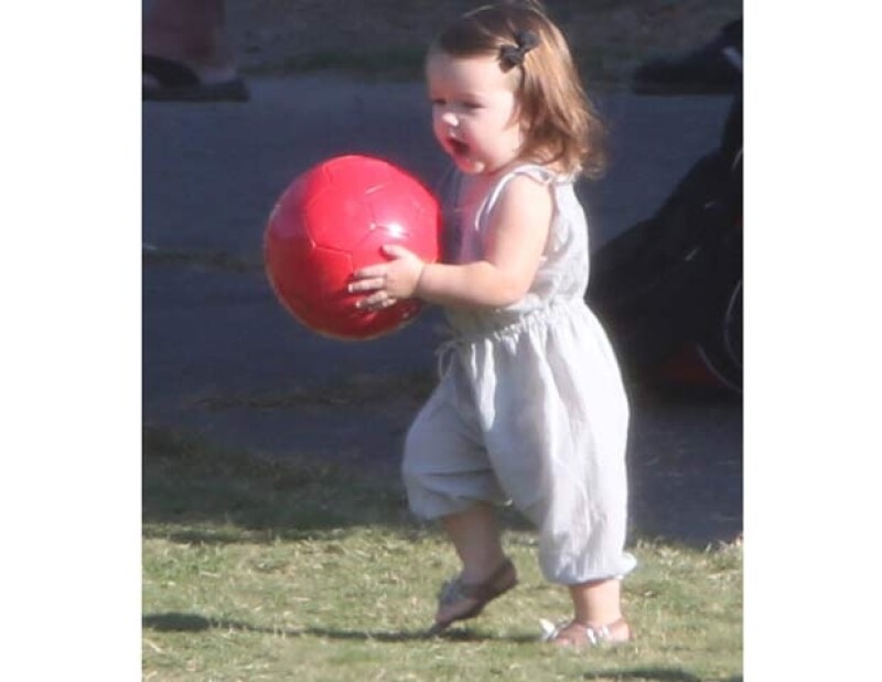 Harper, con un traje color gris claro y unas sandalias con una flor al frente, no soltó su balón rojo.