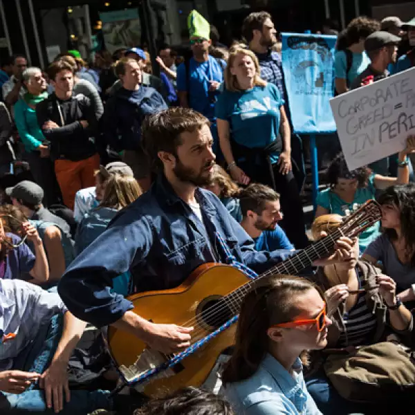 La manifestación Flood Wall Street (Inunda Wall Street) se produjo un día después de la mayor protesta contra el cambio climático, que convocó a unas 310.000 personas en las calles de Nueva York, en lo que activistas dijeron fue la mayor demostración fren