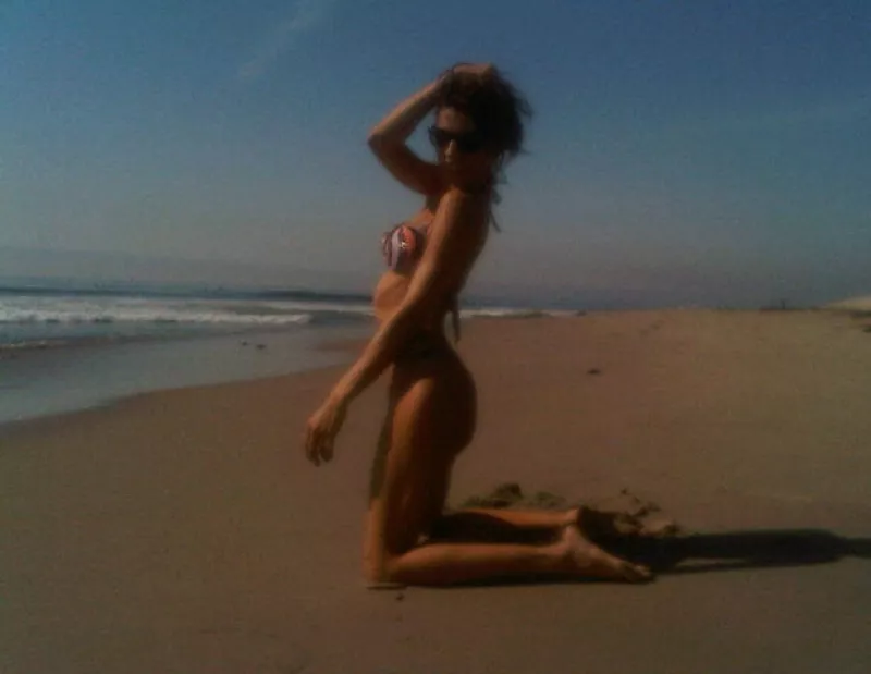 La modelo y ex novia del guapo actor compartió en su cuenta de Twitter unas fotos donde luce en bikini y muy feliz.