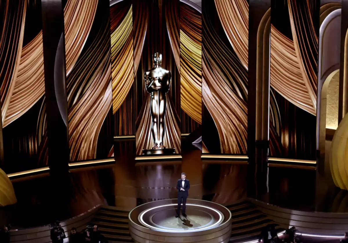 Jimmy Kimmel en el escenario del teatro dolby de los angeles al hacer su monologo antes de iniciar la entrega de los oscar 2024.