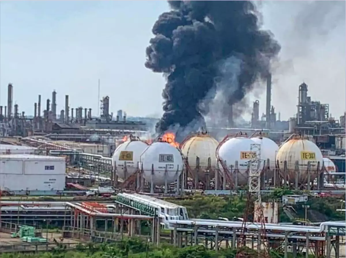 Se suscitaron al menos tres explosiones en la Refinería General Lázaro Cárdenas. Pemex activó los protocolos para desalojar a los trabajadores y controlar las llamas.