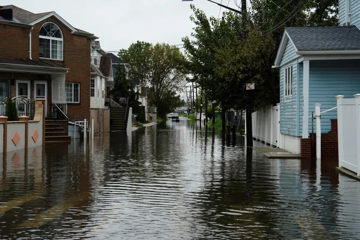 Las aguas de inundación llenan la calle residencial de Rau Court, ya que los restos de la tormenta tropical Ophelia traen inundaciones a través del Atlántico medio y el noreste, en el barrio de Hamilton Beach en el distrito de Queens de la ciudad de Nueva York, EE. UU., el 29 de septiembre de 2023.