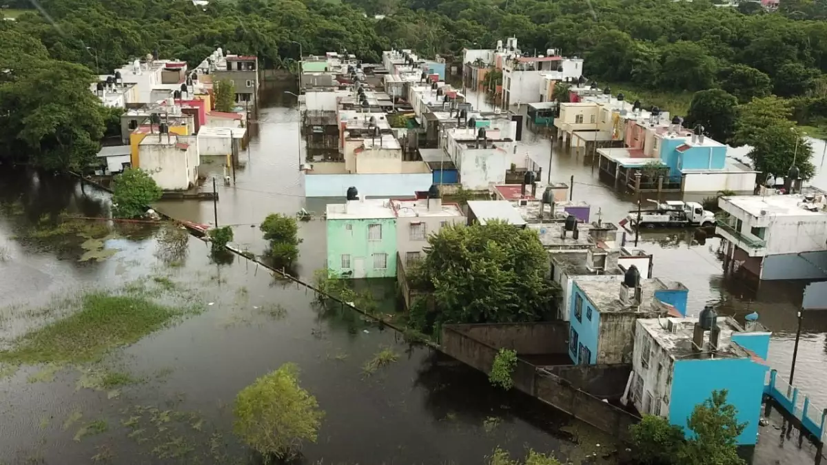 En la colonia El Boquerón soldados del Ejército Mexicano ayudaron a la población para desalojar sus viviendas, además de que colocaron costales para tratar de parar la inundaciones, provocadas por el desbordamiento de los ríos Carrizal y Mezcalapa.