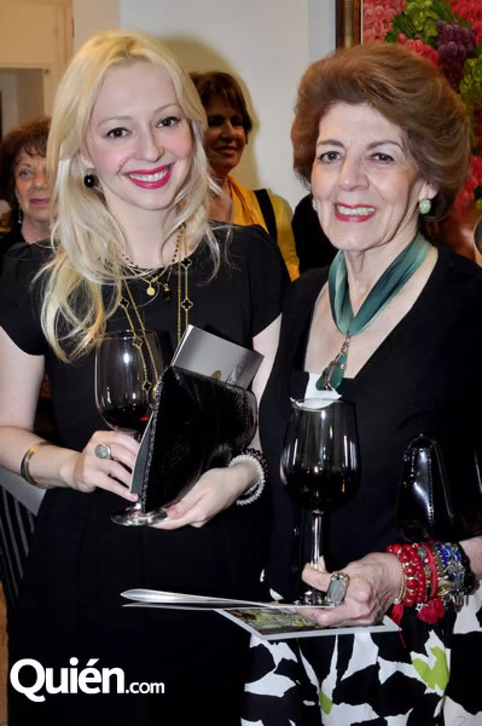 Nancy Guzmán y Anita Brunell