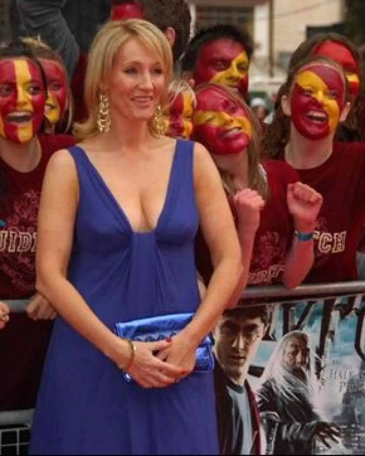 De acuerdo con los críticos, el cineasta David Yates ha dado mayor énfasis durante los 155 minutos de la película a las situaciones amorosas de los jóvenes.