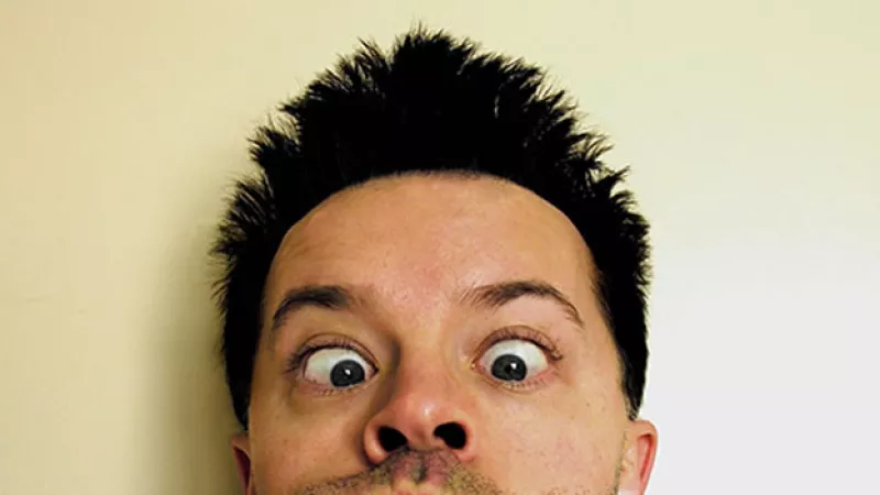 un hombre haciendo bizco