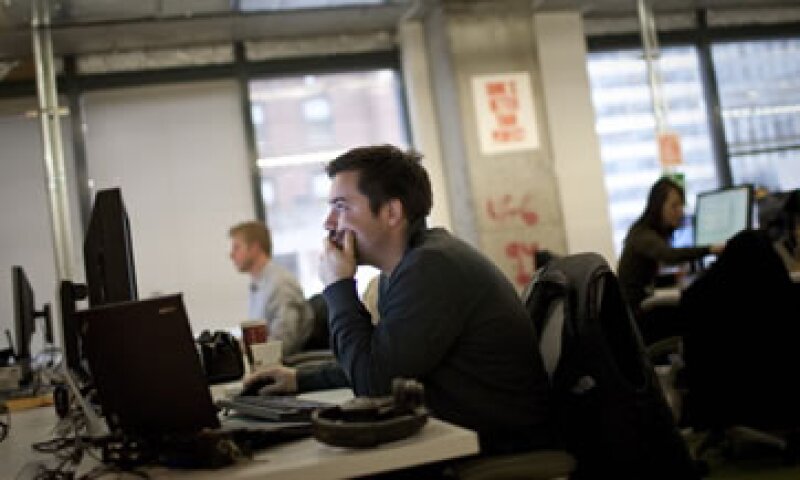 Si te tocará trabajar mientras otros festejan, quizá puedas negociar con tu empresa otros beneficios.(Foto: Getty Images)