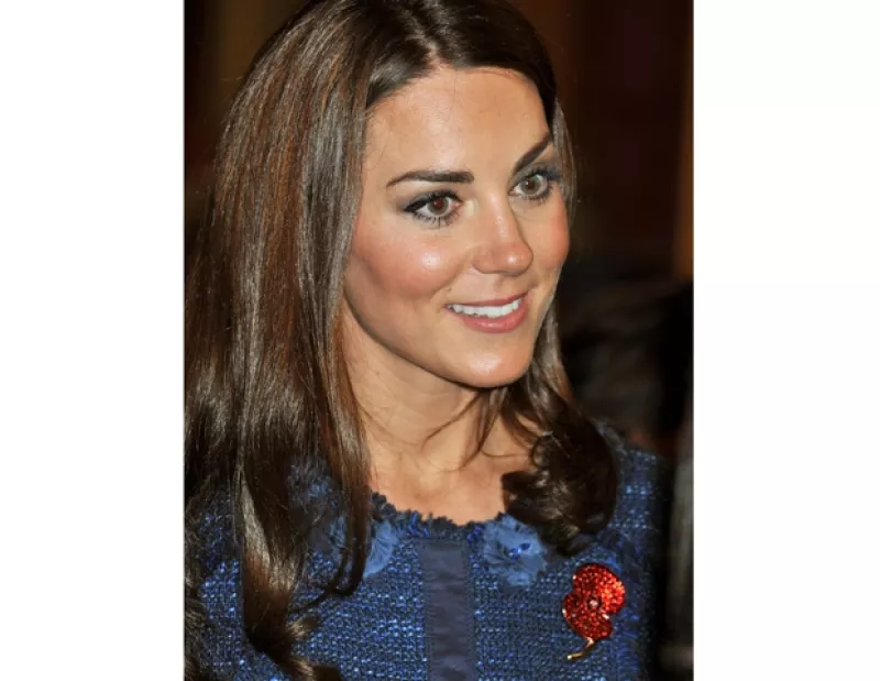 Los Duques de Cambridge asistieron el miércoles a la premier de una película en Londres y este jueves a una carrera de Polo. Kate lució radiante.