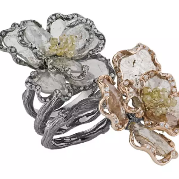 Para este tipo de corte, se utilizan láminas del diamante en bruto, un sobrante que antes se tiraba al terminar el pulido de la piedra.