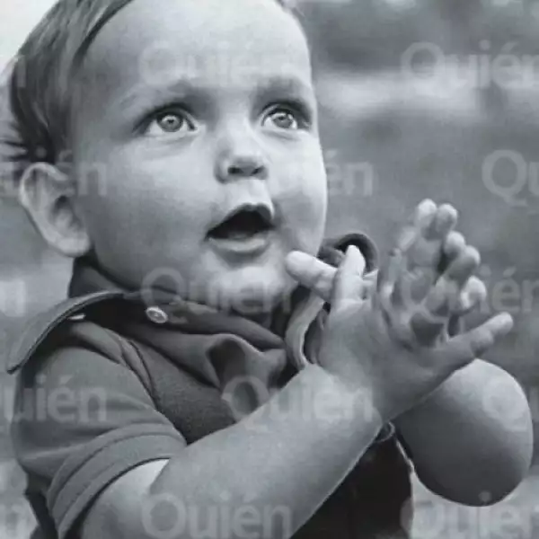 Cuando Juan Camilo nació, su mamá quería bautizarlo como Iván. Pero, en ese tiempo, el abuelo materno del político panista estaba muy grave y pidió que su nieto se llamara como él. Finalmente no falleció por lo que comenzaron a decirle al niño Iván, como