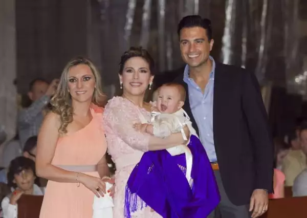 Una fecha muy especial fue este sábado para Angélica Vale día en que presentó ante dios a su pequeña Angélica.