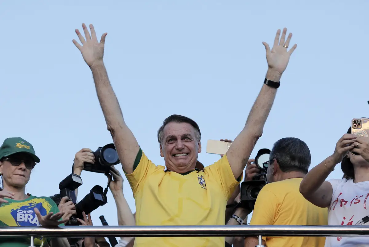 Bolsonaro-reaparece
