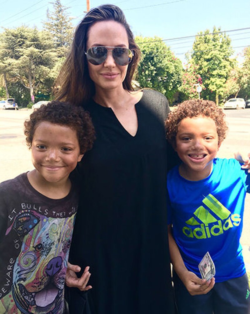 Angelina Jolie se tomó la foto de recuerdo con los gemelos Allen y Brandon.