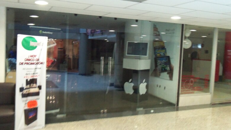 En la plaza también hay locales de otras compañías como, Adecco y Tu Casa Express, o el salón de belleza vecino de la ‘MacStore’.