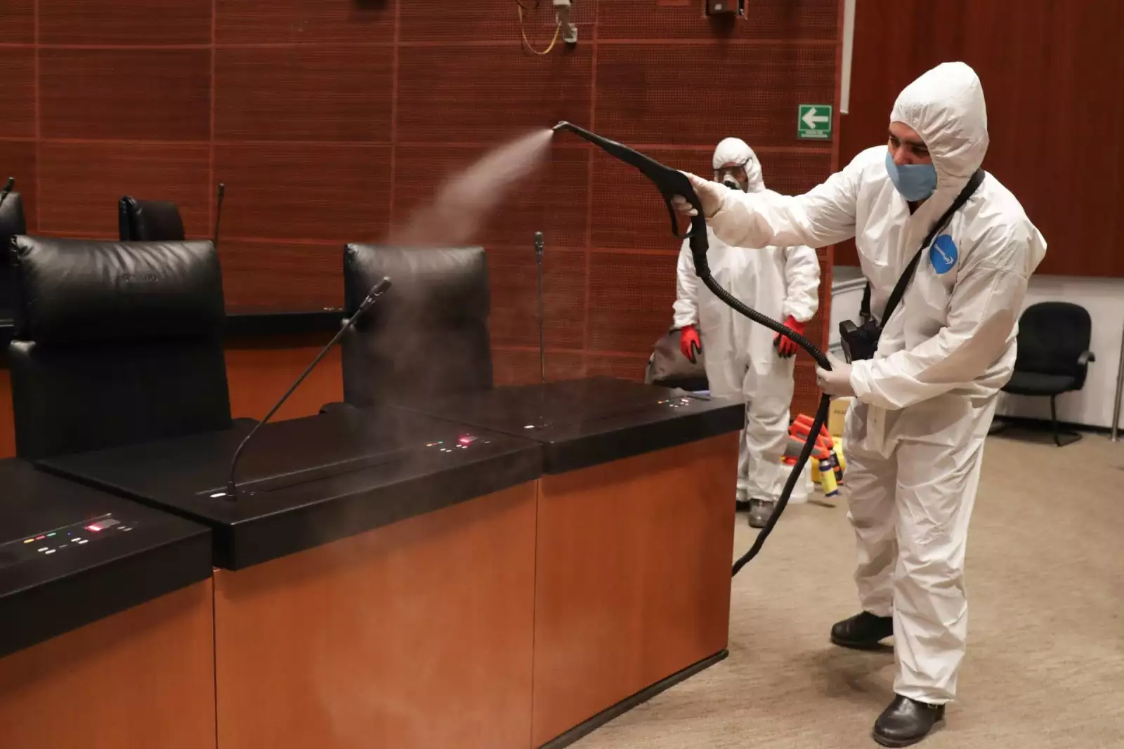 Trabajadores especializados realizaron un proceso de sanitización en el salón de plenos del Senado de la República