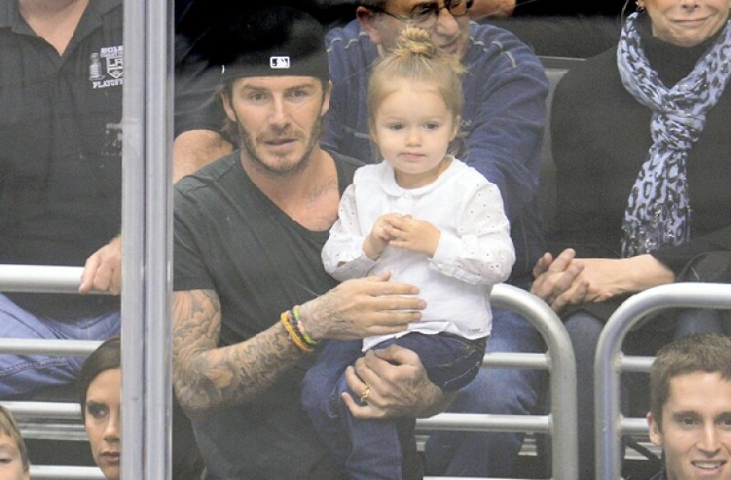 Harper y David son una de las parejas más adorables, la pequeña observó el encuentro desde los brazos de su famoso padre.
