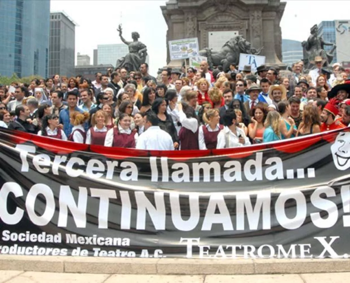Silvia Pinal, Ludwika Paleta, Margarita Gralia entre otros actores y productores de teatro se manifestaron en la Ciudad de México para informar al público que se reanudan funciones.