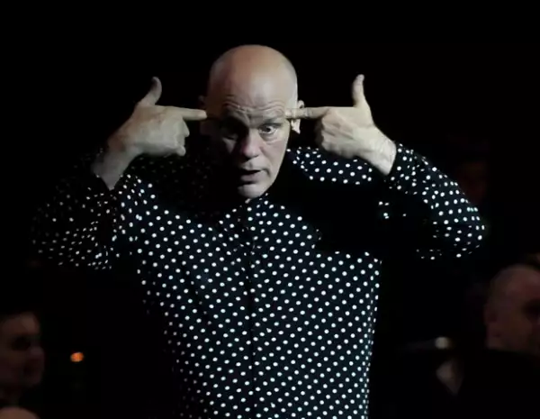 John Malkovich tuvo un exitoso debut el jueves con la obra La Comedia Infernal.