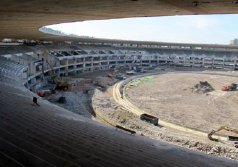 La semana pasada comenzaron a construir las bases de las gradas nuevas y las rampas de acceso externo del estadio Maracaná. (Foto: Elizabeth Palacios)