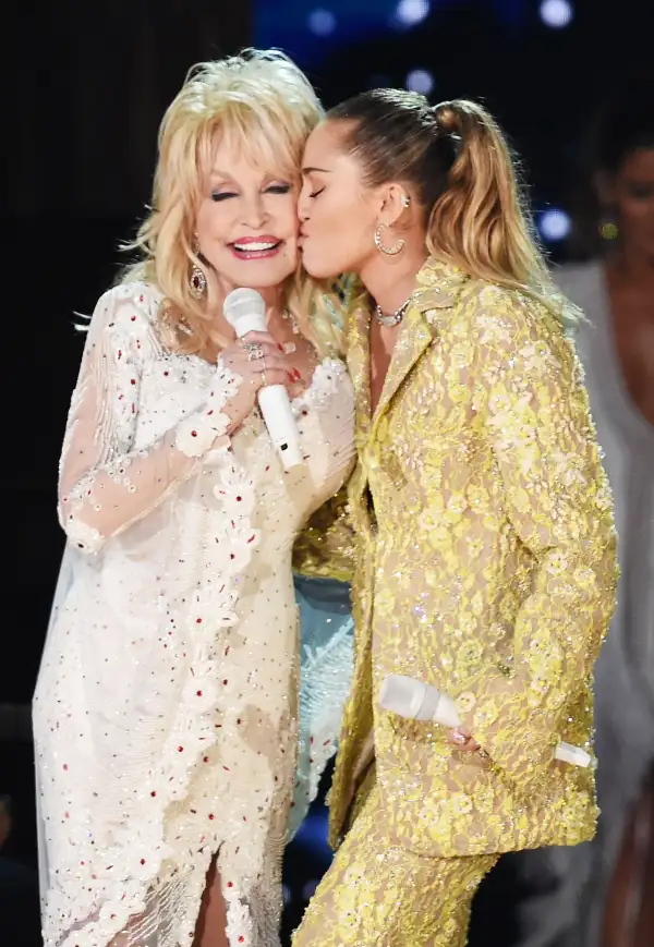 Miley Cyrus se despide de Dolly Parton.