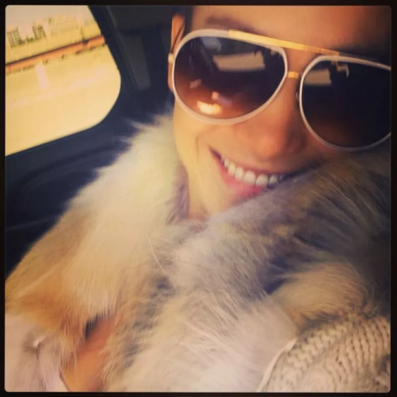 Mientras la artista dormía, su pequeña de seis años hizo de las suyas al copiar uno de los looks de su mamá, demostrando ser toda una “Mini J.Lo”.