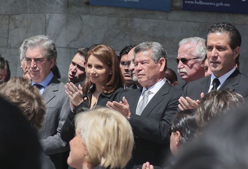 Rafael Tovar y De Teresa, Angélica Rivera y Jorge Eduardo Murguía durante el homenaje póstumo al actor Joaquín Cordero en el Palacio de Bellas Artes.