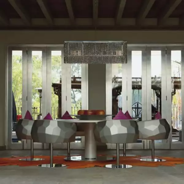 Este antecomedor tiene un estilo de la década de los sesenta. Los muebles son Fendi y del techo cuelga una lámpara con cientos de cristales Swarovski.