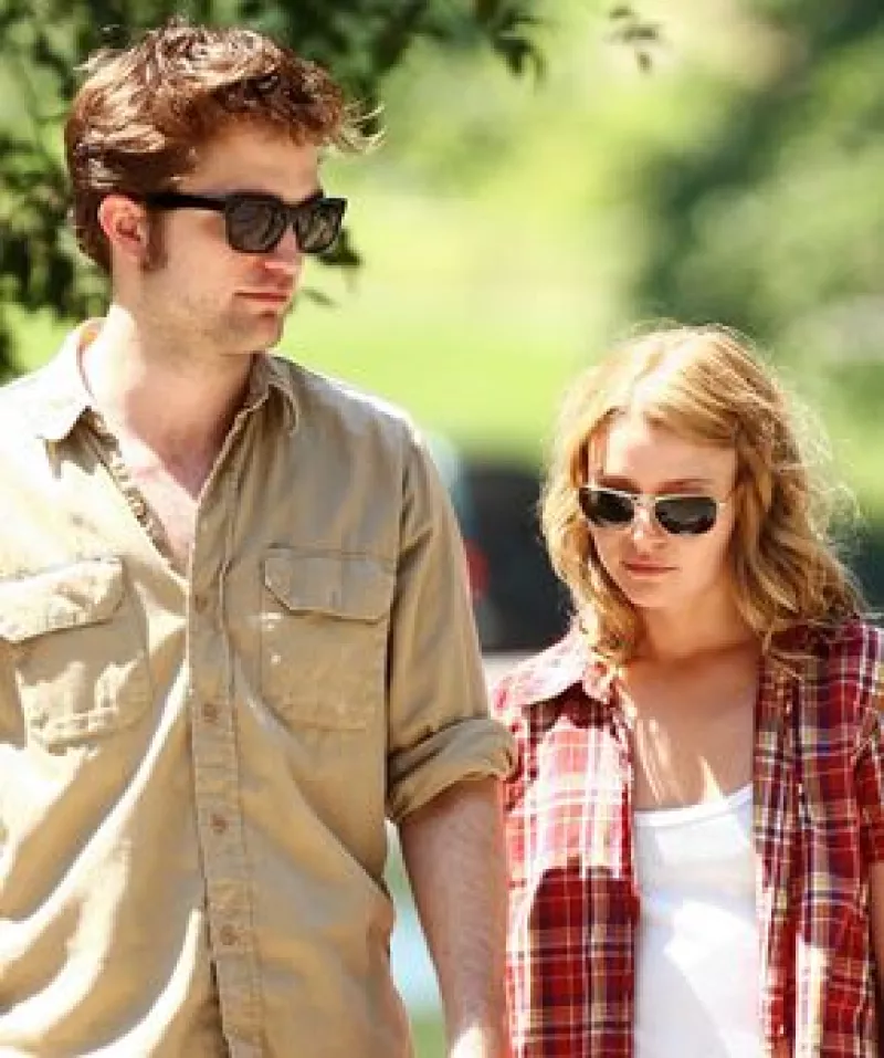 Al parecer el protagonista de Crepúsculo se le vio muy cariñoso con la actriz de `Lost´, Emilie de Ravin.