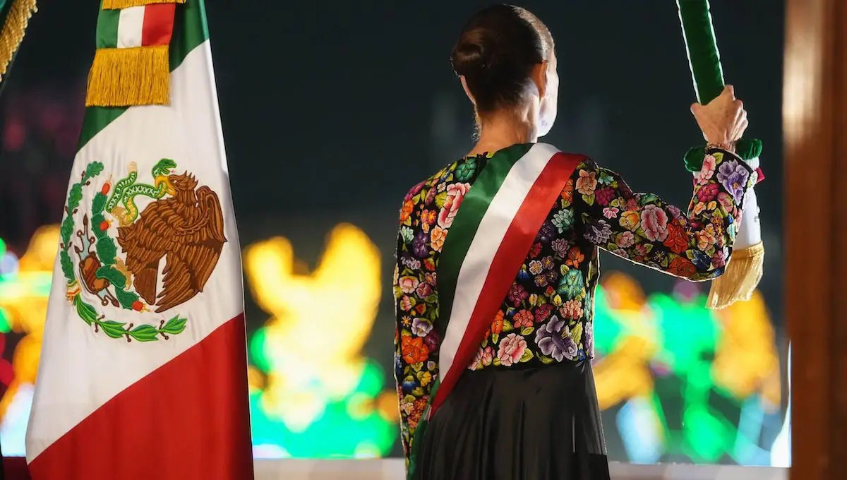 Claudia Sheinbaum Pardo, presidenta de México, de espaldas en el balcón de Palacio Nacional durante el Grito de Independencia. 