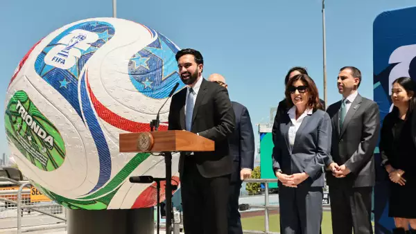 El alcalde de Nueva York, Zohran Mamdani, habla durante una conferencia de prensa en el Parque Comunitario del Hospital Universitario de Staten Island el 27 de abril de 2026 en la ciudad de Nueva York. El alcalde Mamdani se unió al gobernador. Kathy Hochul, funcionarios del gobierno y miembros del Comité Anfitrión de la Copa Mundial de la FIFA 2026 de Nueva York y Nueva Jersey, ya que anunciaron que Nueva York organizará cinco fiestas gratuitas para ver la Copa del Mundo en varias partes de Nueva York