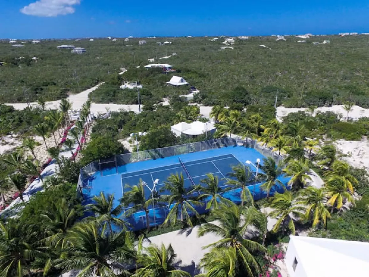 La propiedad tiene cancha de tenis y básquetbool.