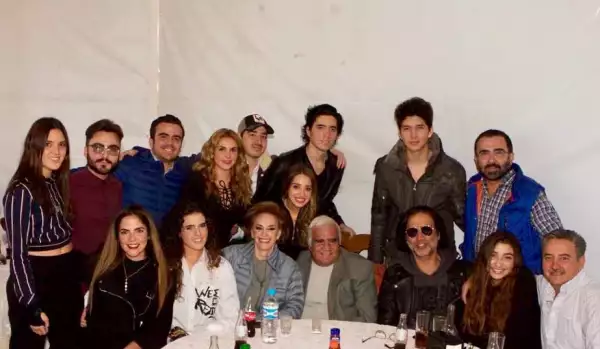 Vicente Fernández y su familia