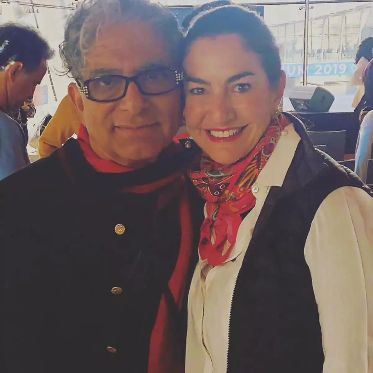 Deepak Chopra y Mariana Salinas