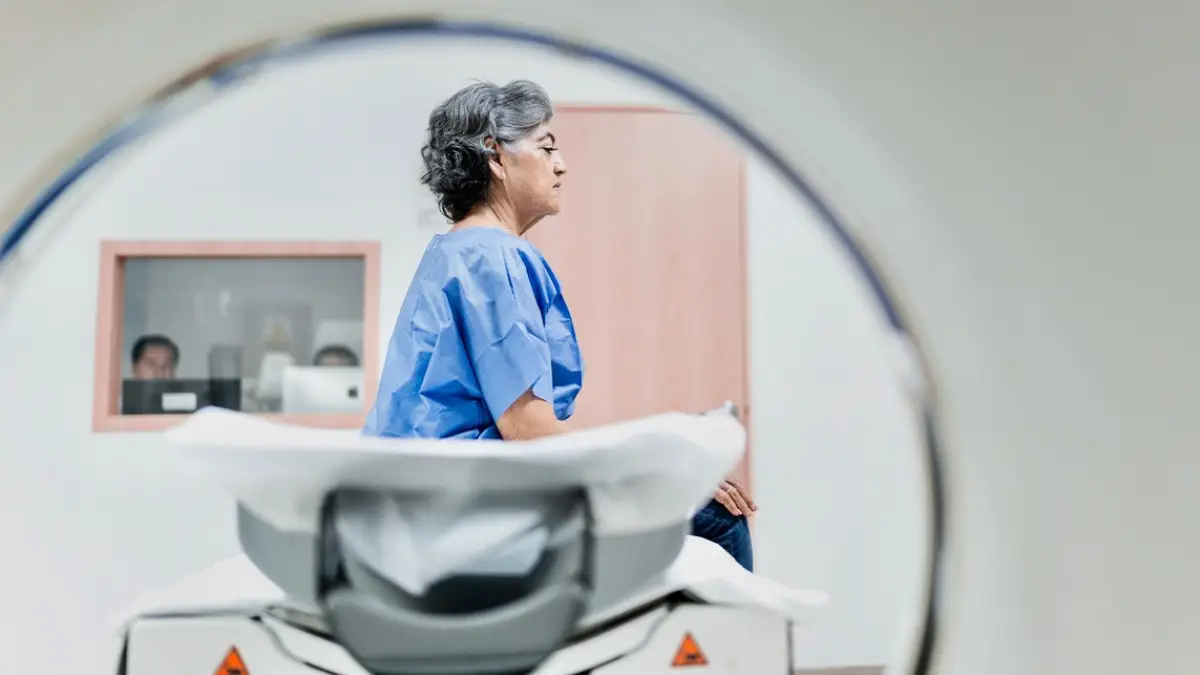 Una paciente es examinada en un hospital privado