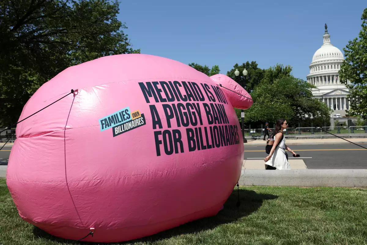 Un cerdo hinchado rosa con las palabras "Medicaid no es una alcancía para multimillonarios" se exhibe frente al Capitolio de los Estados Unidos en Washington, D.C., EE. UU., 26 de junio de 2025.