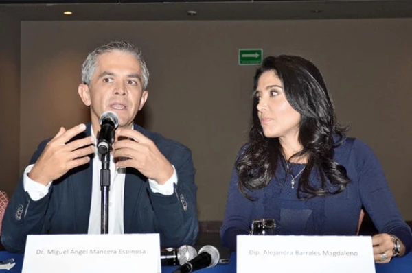 Con Alejandra Barrales tuvo una relación formal.