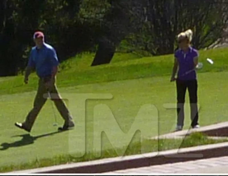 La princesa del pop pudo haber superado su reciente separación de Jason Trawick y podría estarse dando una nueva oportunidad del amor con un aficionado del golf.