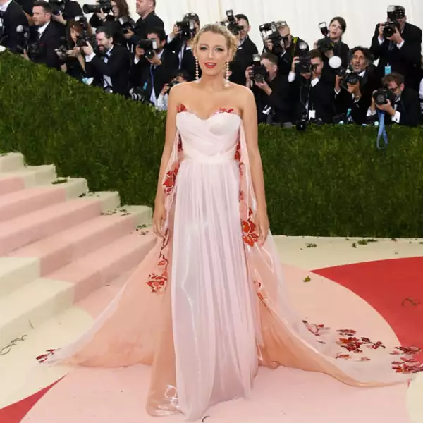 Blake Lively en Burberry.