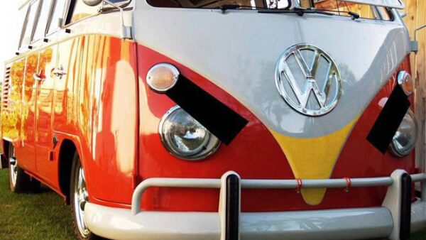 Un usuario anónimo pinto esta van de Volkswagen como si fuera el pico del famoso pájaro rojo, protagonista del título.