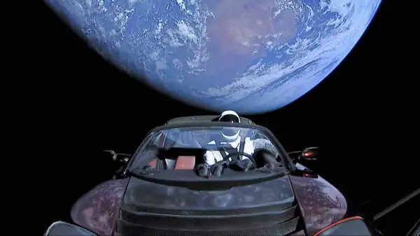 En esta imagen facilitada por SpaceX, un Tesla Roadster —lanzado mediante el cohete Falcon Heavy y que lleva a bordo un maniquí al volante llamado «Starman»— se dirige hacia Marte.