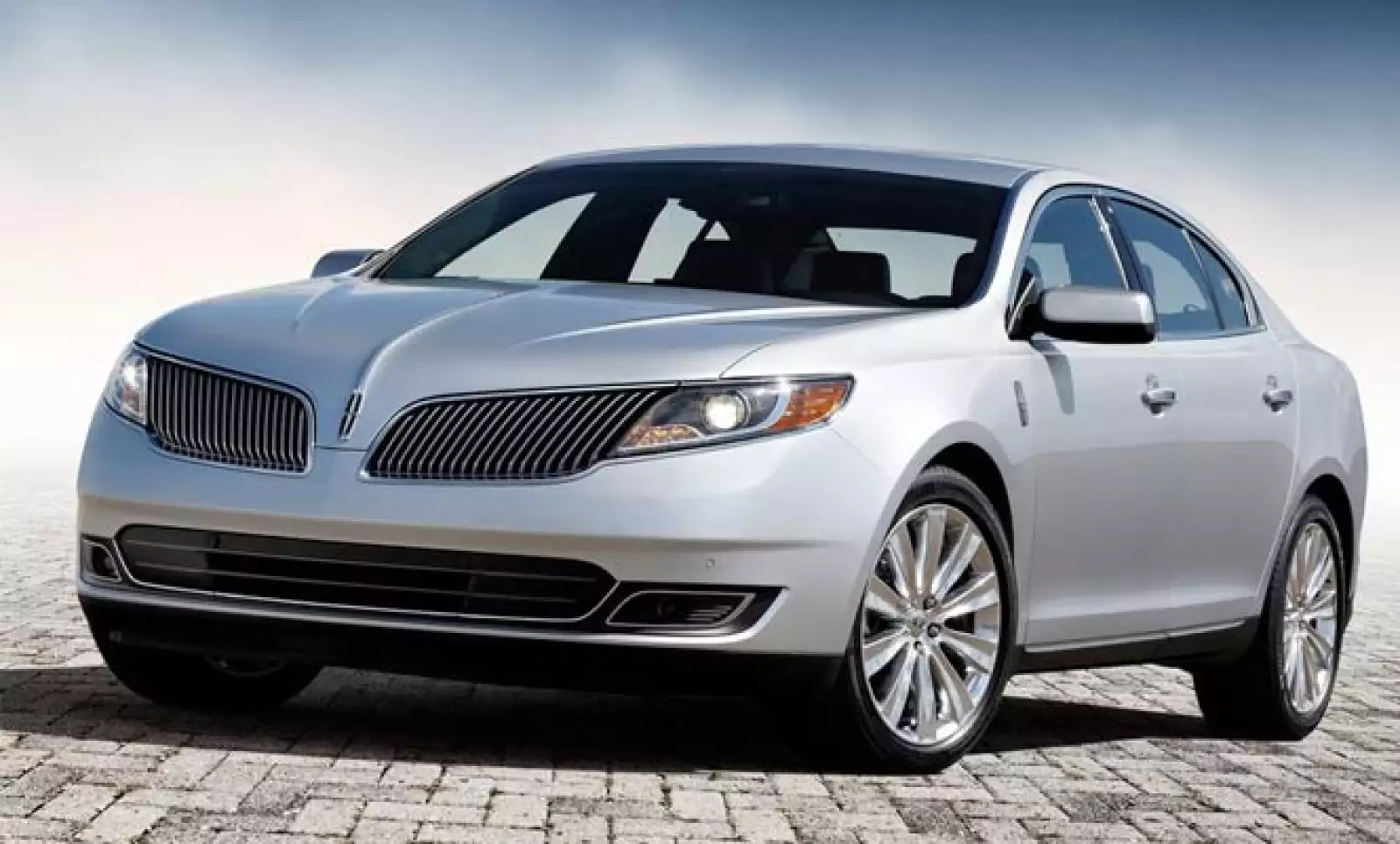 La firma automotriz mostró al mundo su renovado sedán, con cambios que abarcan tanto la parte estética como el interior, así como piezas mecánicas, para ofrecer el mayor lujo y confort a sus ocupantes.